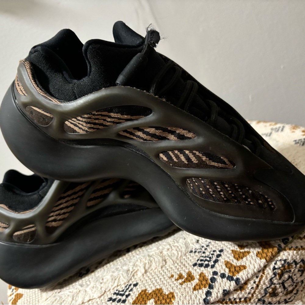 Yeezy slightly worn .. In great condition 5 1/5 in boys 7.5 in women.